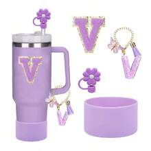 Set de 4 accesorios para tazas con la letra A - 1 tapa de pajita, 1 colgante con la letra A, 1 base protectora de silicona para tazas, 1 etiqueta con la letra A para tazas, regalo sorpresa festivo