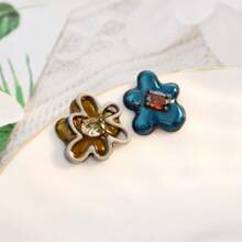 一对不对称可爱花朵耳钉