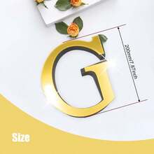 金色字母 A-Z 墙贴 - 单个字母高度 10cm/15cm/20cm，亚克力镜面材质，带 1cm 厚泡沫背衬。双层设计带来更佳的 3D 立体效果；单层设计外观更简洁。自带背胶，可粘贴于墙面或玻璃上。