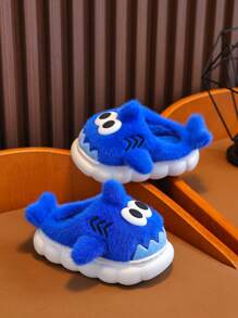 一双儿童秋冬毛绒拖鞋，适合室内外休闲，舒适防滑，软底居家使用