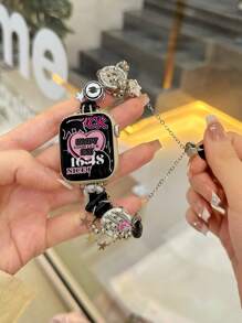 A nova pulseira com botão Dopamine Y2K é compatível com pulseiras , das séries 10/8/9/7/6/5/4/3/2/1 e Ultra40mm 44, 41, 45, 49, 42 e 38mm. Não é abafada nem confortável, sendo muito adequada para o pulso.