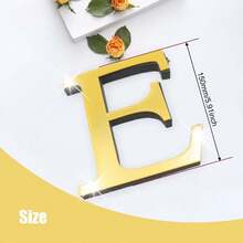 金色字母 A-Z 墙贴 - 单个字母高度 10cm/15cm/20cm，亚克力镜面材质，带 1cm 厚泡沫背衬。双层设计带来更佳的 3D 立体效果；单层设计外观更简洁。自带背胶，可粘贴于墙面或玻璃上。