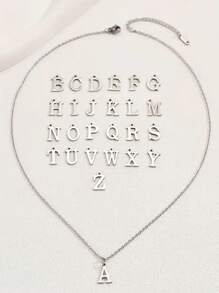 Um colar com pingente em formato de letra, elegante, moderno, requintado, personalizado e neutro em termos de gênero, para homens e mulheres.