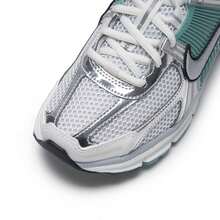 Nike 女士休闲鞋 W ZOOM VOMERO 5，轻便舒适运动鞋，低帮简约轻便日常旅行鞋 HF1877-101 - 山峰白/金屬銀/狼灰/白金色/大砲灰/黑 - 查看 7