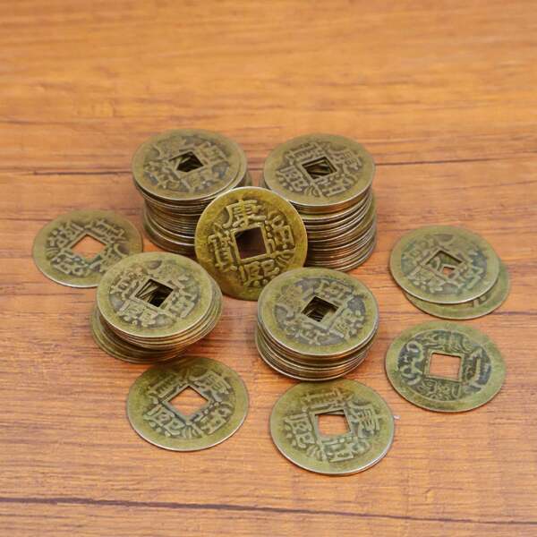 Conjunto de 100 moedas vintage de latão com cinco imperadores - Cinco moedas imperadores, réplicas antigas sortidas - Shunzhi, Kangxi, Yongzheng, Qianlong Tongbao - Tamanho padrão de 2,8 cm - Acessórios para pingentes de moedas imperadores Feng Shui - Presente de decoração para casa - Presente popular de feriado - Item cultural de Natal - Decoração auspiciosa de ano novo - Moedas antigas de nível colecionável para adultos - Pingente de moeda de cobre antigo - Presente de aniversário - Presente de Natal - Presente de Halloween - Presente perfeito - Presente