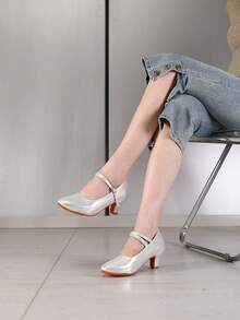 优雅的女士闪亮银色拉丁舞鞋，配有玛丽珍踝带、圆头和低喇叭跟 - 非常适合舞厅、萨尔萨舞和社交舞