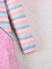 فستان كاجوال بأكمام طويلة وياقة دائرية، طباعة شريطية ملونة وشخصيات حيوانية مميزة، للبنات في فصل الخريف