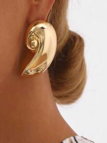 1 Pair Of Gold Seashell Earrings, With Modern And Artistic Design, Suitable For Wearing At Fashion Or Art Events, An Elegant Gift For Those Pursuing Unique Accessories