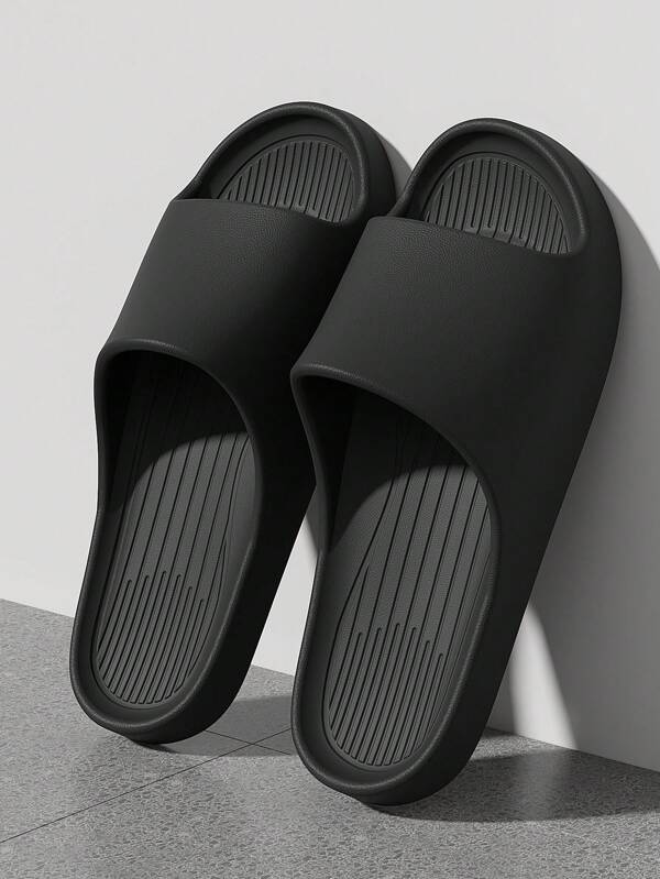 Nouvelles pantoufles de maison, de salle de bain et d'extérieur pour hommes, à la mode et polyvalentes, de couleur unie avec des rayures verticales, avec un talon épais, un design confortable et une semelle antidérapante. Modèle pour couples en grande taille, avec une semelle souple et respirante, idéales pour la salle de bain et la chambre à coucher