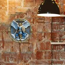 1 件大天使迈克尔守护者 8x8 英寸圆形金属标志 - 非常适合厨房、咖啡厅、家庭、办公室和墙壁装饰 - 理想的圣诞礼物节日装饰品随机发放在顶部和底部左右孔上