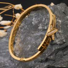 1 件不锈钢 18K 镀金时尚奢华交叉英文字母 X 镶嵌人造锆石扣手镯，个性化百搭手链，适合女性日常派对佩戴，送给女友/挚友的礼物 - 金色 - 查看 9