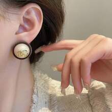 1 件法式天鹅绒优雅仿珍珠耳钉，2025 年新款时尚独特奢华精致女士耳环 - 小香珍珠耳環 - 查看 2