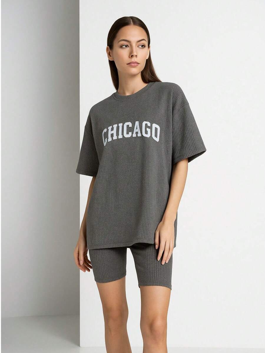 ✨ Comodidad + Estilo = Tu nuevo conjunto favorito ✨ ¡Luce increíble sin esfuerzo con nuestro conjunto biker y playera oversize para dama! Ideal para un look casual, urbano y lleno de actitud - Gris - Ver 1