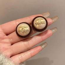 1 件法式天鹅绒优雅仿珍珠耳钉，2025 年新款时尚独特奢华精致女士耳环 - 小香珍珠耳環 - 查看 4