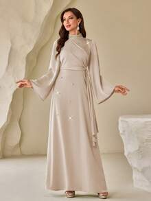 Đầm nữ màu trơn cổ đứng, trang trí ngọc trai giả, chất liệu giả satin, thắt eo bên hông, kiểu dáng thanh lịch, thích hợp cho mùa xuân. - Màu be - Xem 5