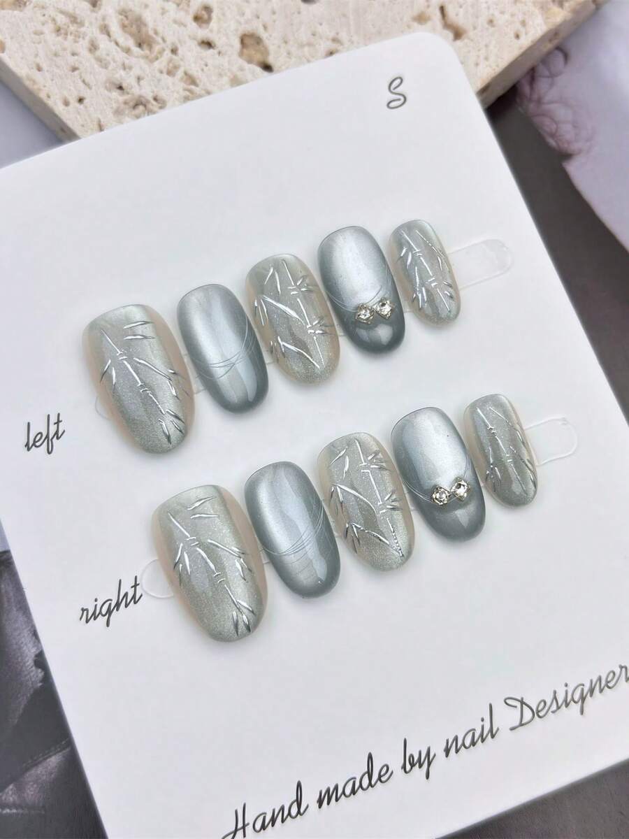 10 件短椭圆形假指甲，法式优雅银色 - 蓝色波纹猫眼设计，白色 3D 手工雕刻花卉装饰和金色中心，100% 手工制作按压式亚克力指甲可重复使用指甲用品，适合女性日常或派对佩戴