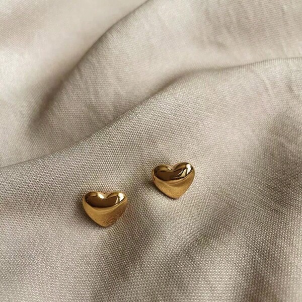 Style doux, boucles d'oreilles à clous polyvalentes en forme de cœur pour femmes. Bijoux en acier au titane plaqué or avec petit design de cœur unique