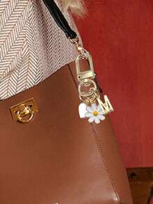 Colgante de corazón blanco personalizado con decoración de margarita, se puede grabar con inicial y bendición/carta de amor | Llavero de corazón | Accesorio personalizado para bolso | Regalo, llavero, accesorio único para teléfono - Multicolor - Ver 6