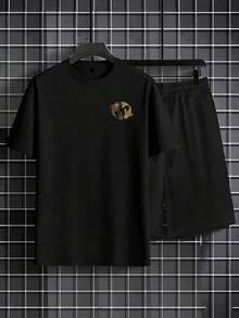 Setelan Kasual Pria SU ER: Kaos Lengan Pendek Leher Bulat Bermotif dan Celana Pendek Tali Serut - Hitam - View 2