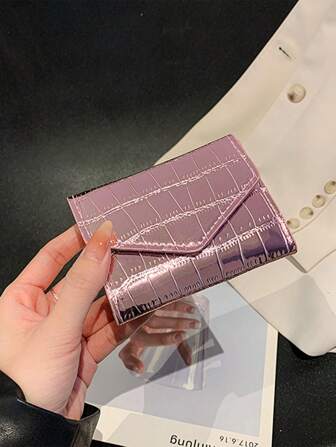 1 件女士时尚亮面鳄鱼纹钱包，小巧精致，携带方便，是送礼的绝佳选择