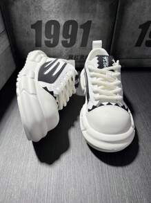 Nouvelles chaussures de mode pour hommes de style rétro punk, plateforme. Baskets casual à semelle épaisse. Mocassins légers et polyvalents à semelle souple