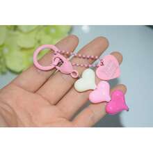 1 件心形汽车钥匙扣，配可爱彩色珍珠，可作为耳机盒、包包等的装饰配件。学校汽车配件哥特 Y2k