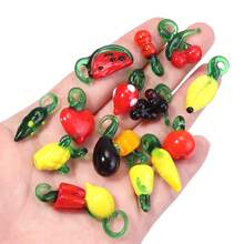 Set de 5 piezas de colgantes de vidrio hechos a mano con formas de verduras y frutas, con estilos múltiples que incluyen sandía y calabaza, accesorios de decoración casual y bonita apropiados para hacer pulseras, collares, aretes y joyería - Multicolor - Ver 3