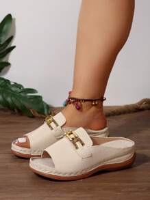 Sandalias de cuña beige con estampado en relieve, talla grande de 36 a 43, de moda casual de verano, con cadena metálica para uso diario y exterior, plataforma cómoda de PU con suela gruesa y diseño de patrón aleatorio para mujer