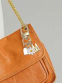 Colgante de corazón blanco personalizado con decoración de margarita, se puede grabar con inicial y bendición/carta de amor | Llavero de corazón | Accesorio personalizado para bolso | Regalo, llavero, accesorio único para teléfono - Multicolor - Ver 7