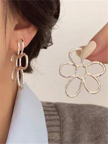 1 paire de boucles d'oreilles vintage en métal ajouré en forme de fleur pour femmes, style européen et américain pour les soirées, les voyages et les banquets. Accessoires de bijouterie.