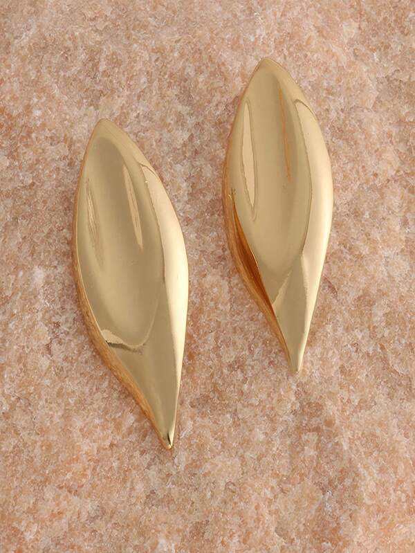 1 Pair Gold Leaf Shaped Earrings, With Smooth Design And Modern Aesthetics, Suitable For Wearing At Fashion Events Or Parties, An Elegant Gift For Those Who Enjoy Natural Elements Or Modern Style Accessories