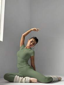 FWH 1. Cute Solid Color Crop Top, Stretchy Fitted Round Neck Sweet Fashionable Versatile Jacket, Elegant High Waist Slim Casual Tummy Control Daily Basic Dancewear Leg Lengthening Butt Lifting Street Running Yoga 2-Piece Set, Spring/Summer - Green - View 6