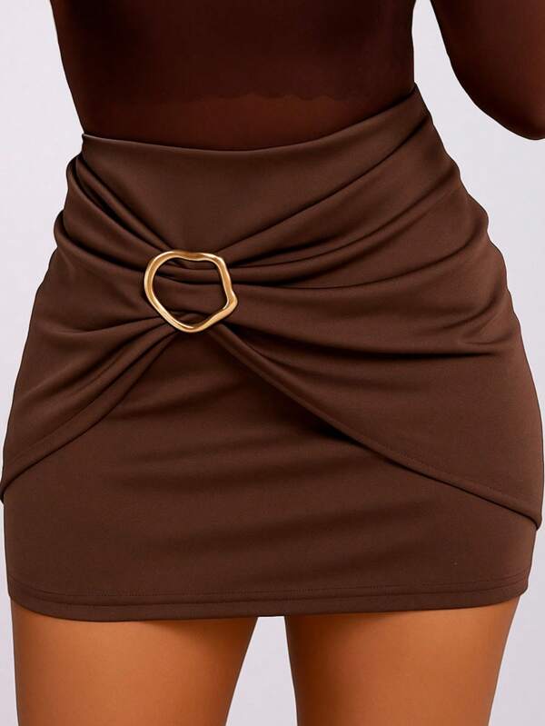 Short Saia Estiloso Neoprene com Fivela Elegante Saia Na Frente Saia Atrás Moda Gringa