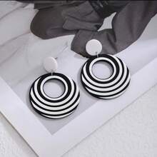 1 对醒目的斑马纹撞色吊坠耳环，时尚百搭的长耳环耳钉，适合女性日常佩戴，适合各种场合、节日、社交聚会、活动 - 黑與白 - 查看 3