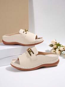 Sandalias de cuña beige con estampado en relieve, talla grande de 36 a 43, de moda casual de verano, con cadena metálica para uso diario y exterior, plataforma cómoda de PU con suela gruesa y diseño de patrón aleatorio para mujer