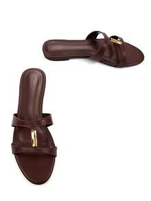 女士优雅金色金属装饰巧克力棕色 PU 材质时尚舒适圆头休闲一脚蹬平底穆勒凉鞋