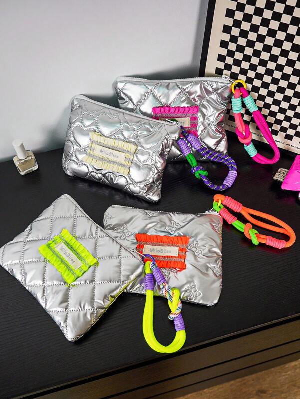 1 pezzo Borsellino carino in PU di alta qualità, borsa cosmetica da polso da viaggio, portamonete a cuore inclinato, portafoglio corto portatile, borsa portaoggetti con motivo a fiocco inclinato, colore macaron, porta occhiali da moda, custodia per cellulare, fazzoletti, articoli essenziali per Pasqua, regalo di compleanno, materiale in poliestere alla moda, lavare a mano o lavare a secco