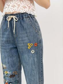 Pantalones cortos vaqueros de estilo casual para mujer con un hermoso patrón de bordado, fáciles de lavar a máquina, adecuados para el verano, jeans casuales con flores bordadas.