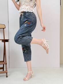 Pantalones cortos vaqueros de estilo casual para mujer con un hermoso patrón de bordado, fáciles de lavar a máquina, adecuados para el verano, jeans casuales con flores bordadas.