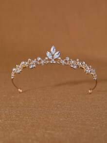 一款优雅迷人的公主/女王风格新娘皇冠头饰,奢华的婚礼发饰,经典的节日皇冠,闪亮的水钻巴洛克皇冠,非常适合女孩的生日派对、婚礼、摄影道具或舞台表演。 - 彩色 - 查看 16