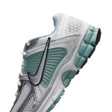 Nike 女士休闲鞋 W ZOOM VOMERO 5，轻便舒适运动鞋，低帮简约轻便日常旅行鞋 HF1877-101 - 山峰白/金屬銀/狼灰/白金色/大砲灰/黑 - 查看 8