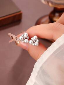 1 Paar 925 Sterling Silber Dreieck mit eingelegter Pseudoperle Ohrstecker, exquisites Design Ohrhänger, geeignet als Geschenk für Geliebte, Ohrstecker Stil in zufälliger Box