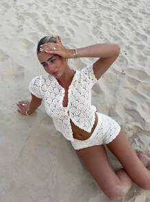 مجموعة قصيرة من قطعتين للنساء رباطية معقودة على الشاطئ، كاردجان قصير مفتوح، شورت ، ملابس صيفية للعطلة - مجموعة قطعتين للنساء، ملابس زي خروج رباطية معقودة مصنوعة من قماش شفاف تناسب الجسم بشكل أنيق