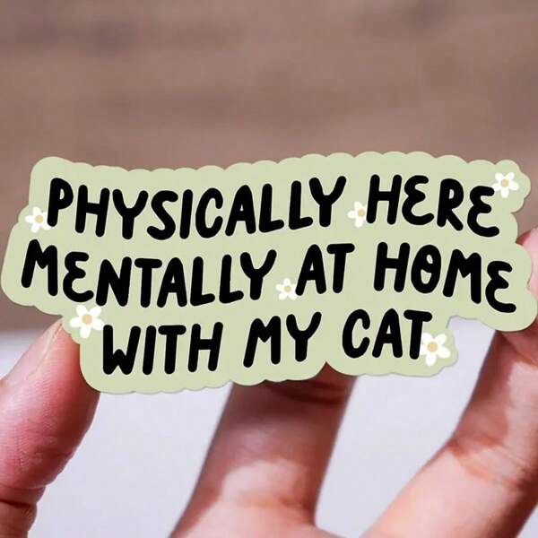 1 PIEZA Pegatina creativa de 3" removible, resistente al agua y al exterior, de vinilo con el texto "Físicamente aquí, mentalmente en casa con mi gato", para superficies lisas, portátil, tableta, funda de teléfono, cuaderno, casco, pared del dormitorio, botella de agua, vaso, refrigerador, estuche de lápices, marco de espejo, maleta, monopatín, motocicleta, ventana de coche, parachoques, carpeta de oficina/ "Pegatina de gato casero"