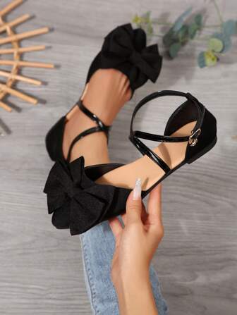 女式黑色交叉设计踝带平底鞋，蝴蝶结尖头镂空一脚蹬乐福鞋，优雅百搭，适合春秋季节