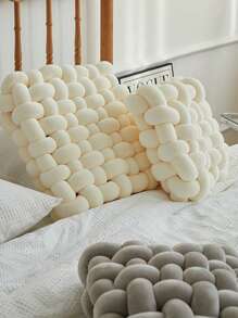 1个手工编织方形靠垫，可用作沙发抱枕、椅垫、地垫、靠背垫、腰枕，装饰房间，适用于书房、卧室、客厅，也可用作坐垫、办公椅垫、游戏椅垫。