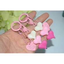 1 件心形汽车钥匙扣，配可爱彩色珍珠，可作为耳机盒、包包等的装饰配件。学校汽车配件哥特 Y2k