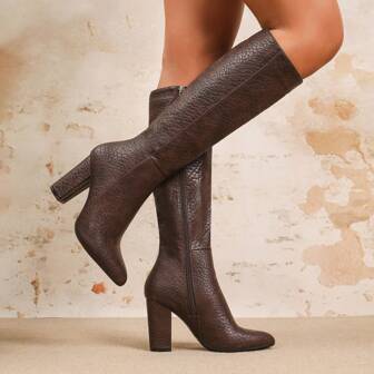 欧美风格尖头高筒靴女秋冬新款修身直筒筒靴粗跟优雅马靴棕色靴子