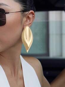 1 Pair Gold Leaf Shaped Earrings, With Smooth Design And Modern Aesthetics, Suitable For Wearing At Fashion Events Or Parties, An Elegant Gift For Those Who Enjoy Natural Elements Or Modern Style Accessories