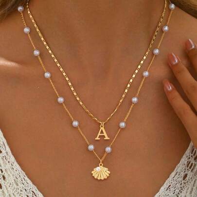 Lot de 2 colliers ras du cou à la mode avec pendentif coquillage initial, chaîne dorée en acier inoxydable et fausses perles, pour femmes
